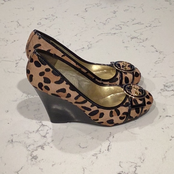 Steve Madden size 8.5 animal calfskin wedge with buckle - Picture 2 of 4